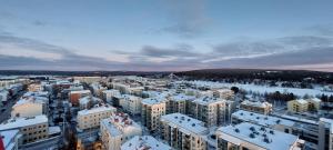 uma vista aérea de uma cidade com edifícios cobertos de neve em Arctic River Chalet em Rovaniemi