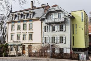 un vieux bâtiment au milieu d'une rue dans l'établissement Hotel Landhaus, à Berne