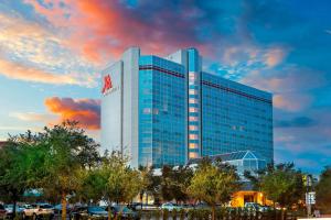 un edificio de cristal alto con un cartel. en Marriott Orlando Downtown, en Orlando