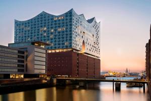 un gran edificio con un puente frente a un río en The Westin Hamburg en Hamburgo