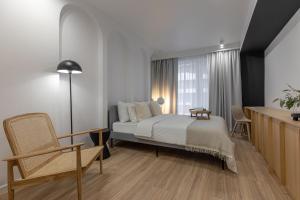 una camera con letto, tavolo e sedie di North by Citylife SuitesAmbiance a Voluntari