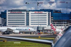 un avión americano en la pista de aterrizaje en un aeropuerto en Rydges Sydney Airport Hotel, en Sídney