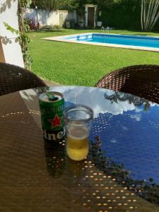 Una botella de cerveza y un vaso sobre una mesa. en Casa Aconchegante - Circuito Teresópolis Friburgo en Teresópolis