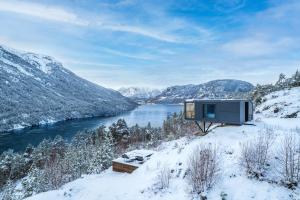 松達爾的住宿－Sogndal Fjordpanorama - The view，河边的雪间小屋