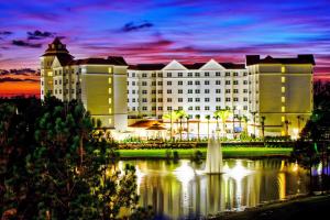 um hotel com uma fonte em frente a um edifício em Residence Inn by Marriott Orlando at FLAMINGO CROSSINGS Town Center em Orlando