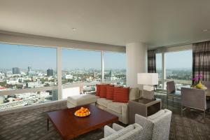 sala de estar con vistas a la ciudad en Loews Hollywood Hotel, en Los Ángeles