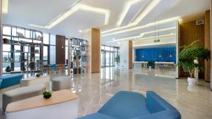 A seating area at Holiday Inn Express Chengdu Tianfu Airport Zone, an IHG Hotel