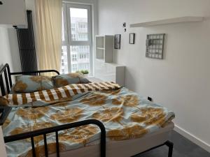 2 Betten in einem Zimmer mit Fenster in der Unterkunft Apartament Bażantów 26 in Kattowitz