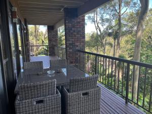 Balkon ili terasa u objektu Palm beach Sydney, Modern home with water view