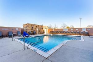 The swimming pool at or close to Fairfield Inn & Suites Dallas Arlington South