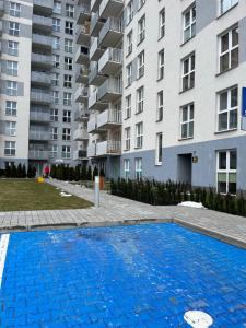 ein leerer Pool vor einem Gebäude in der Unterkunft Apartament Bażantów 26 in Kattowitz