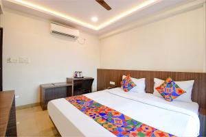 A bed or beds in a room at FabHotel Kzar Select - 2km from Park Street