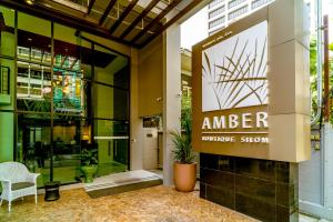 uma loja com uma placa na frente de um edifício em Amber Boutique Silom em Bangkok