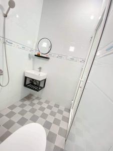 La salle de bains est pourvue de toilettes, d'un lavabo et d'une douche. dans l'établissement Thành Trinh hotel đảo Phú Quý, à Cu Lao Thu