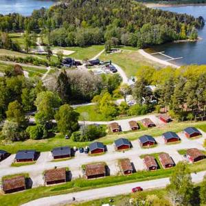 een luchtzicht op een camping naast een meer bij Stockholm Swecamp Flottsbro in Huddinge