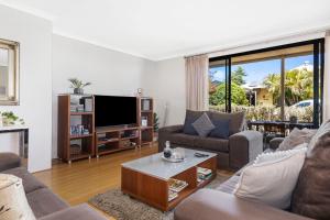 TV i/ili zabavni centar u objektu Baudins of Busselton Bed and Breakfast - Adults only