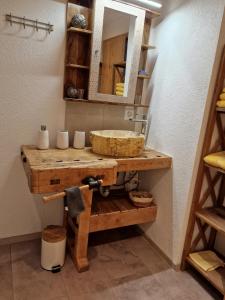 y baño con lavabo y espejo. en Chalet-Daheim-Fiesch 3,5-Zimmerwohnung, en Fiesch