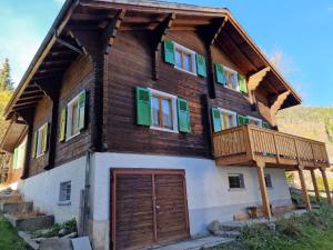 una casa con techo de gambas y un garaje en Chalet-Daheim-Fiesch 3,5-Zimmerwohnung, en Fiesch