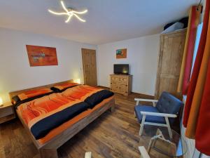 1 dormitorio con cama, escritorio y silla en Chalet-Daheim-Fiesch 3,5-Zimmerwohnung, en Fiesch