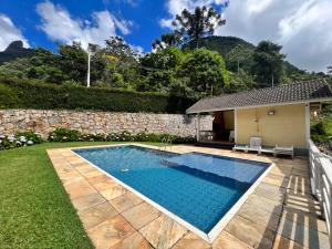 una piscina en el patio trasero de una casa en Chamego em Teresópolis próximo a feirinha en Teresópolis