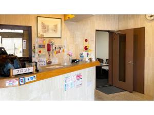 biuro z ladą i recepcją w obiekcie Business Hotel Lupinus - Vacation STAY 55814v w mieście Takamatsu