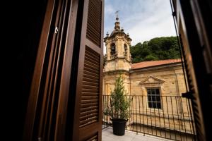 uma vista para um edifício com uma torre de relógio em Hotel Atari em San Sebastián