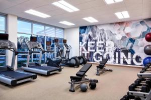 un gimnasio con varias máquinas de correr y un mural en SpringHill Suites by Marriott Austin North, en Austin