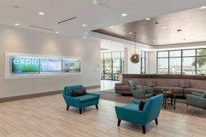 een lobby van een ziekenhuis met stoelen en een wachtkamer bij SpringHill Suites by Marriott Bradenton Downtown/Riverfront in Bradenton