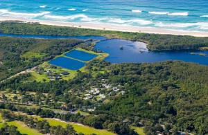 una vista aérea de la costa de una playa en Ingenia Holidays Byron Bay en Byron Bay