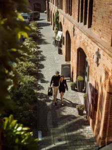 un hombre y una mujer caminando por una calle en City Park Hotel & Residence en Poznan