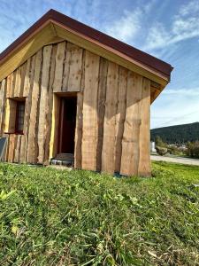 un edificio in legno in cima a un prato di Le chalet Lili a Gérardmer