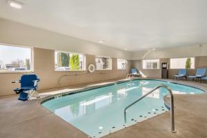 uma piscina num quarto de hotel com cadeiras e mesas em Best Western Inn of Vancouver em Vancouver