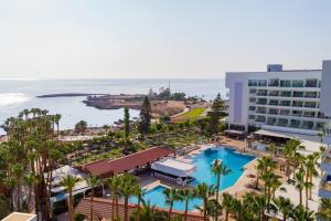 una vista aérea de un complejo con piscina y océano en Cavo Maris Beach Hotel en Protaras