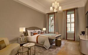 A bed or beds in a room at Hotel Taschenbergpalais Kempinski