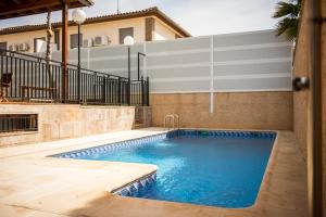 - une piscine d'eau bleue dans une maison dans l'établissement La Casa del Cura Calao, à Valdepeñas