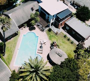 einen Blick über einen Pool im Hof in der Unterkunft 9 Windsor House in Tokai