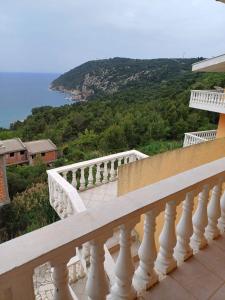 - Balcón blanco con vistas al océano en Vila Bronhi en Sutomore