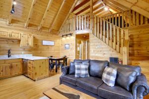 Predel za sedenje v nastanitvi Pigeon Forge Vacation Rental with Private Hot Tub!