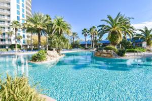 una gran piscina con palmeras en un complejo en the palms of destin 2114 en Destin