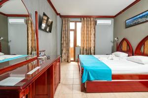 1 dormitorio con cama, lavabo y espejo en Hotel Manz 2, en Pomorie