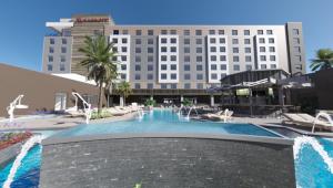 een zwembad voor een hotel bij Palmetto Marriott Resort & Spa in Palmetto