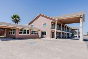 a building with a parking lot in front of it at Quality Inn Rockport on Aransas Bay in Rockport