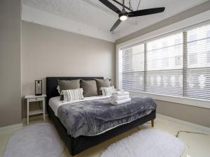 Ліжко або ліжка в номері Downtown Memphis Luxury Condo