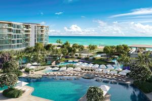 - une vue aérienne sur un complexe avec une piscine et l'océan dans l'établissement The St Regis Longboat Key Resort, à Longboat Key