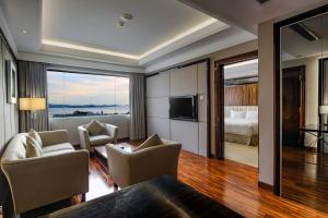 Televisyen dan/atau pusat hiburan di Swiss-Belhotel Harbour Bay