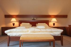 um quarto com 2 camas e almofadas brancas em PRIVILLAGE Stare - B&B em Bohinj