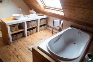 baño con bañera grande y lavamanos en Maison de pêcheur proche plage et activités en Crozon