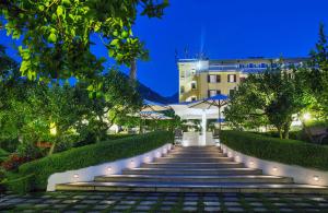 a set of stairs in a garden at night w obiekcie La Medusa Hotel - Dimora di Charme w mieście Castellammare di Stabia