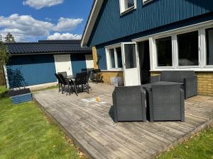 een patio met stoelen en een tafel voor een huis bij Family Friendly Villa Close To Ullared, 3bedrooms in Älvsered