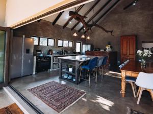 Dapur atau dapur kecil di Rhino's Rest Private Luxury Villa